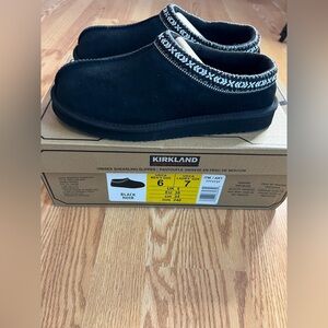 Kirkland Signature Unisex Shearling Slippers/Shoes in Black Size M6/W7 NIB